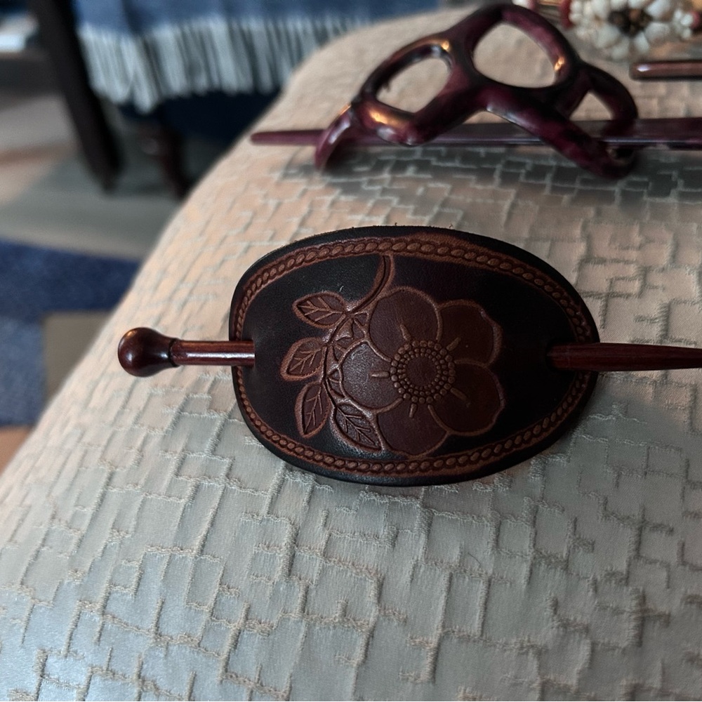Set of Decorative Hair Clips - Picture 3 of 5